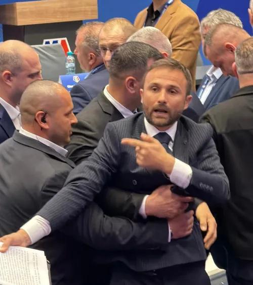 Moment tensionat în sala alegerilor